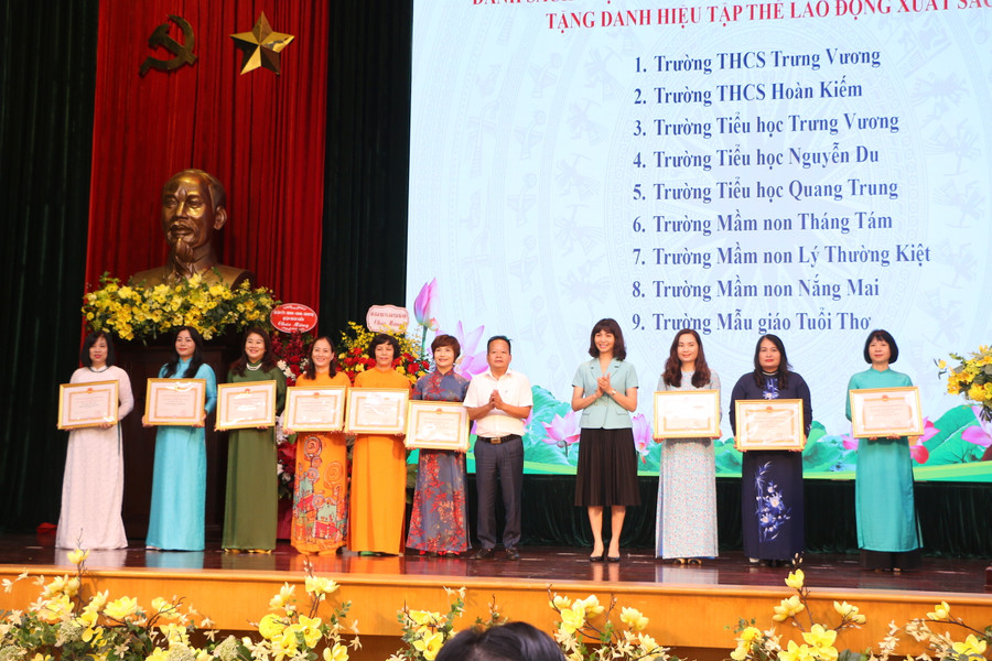 9 đơn vị được tặng danh hiệu Tập thể lao động xuất sắc năm học 2022-2023.