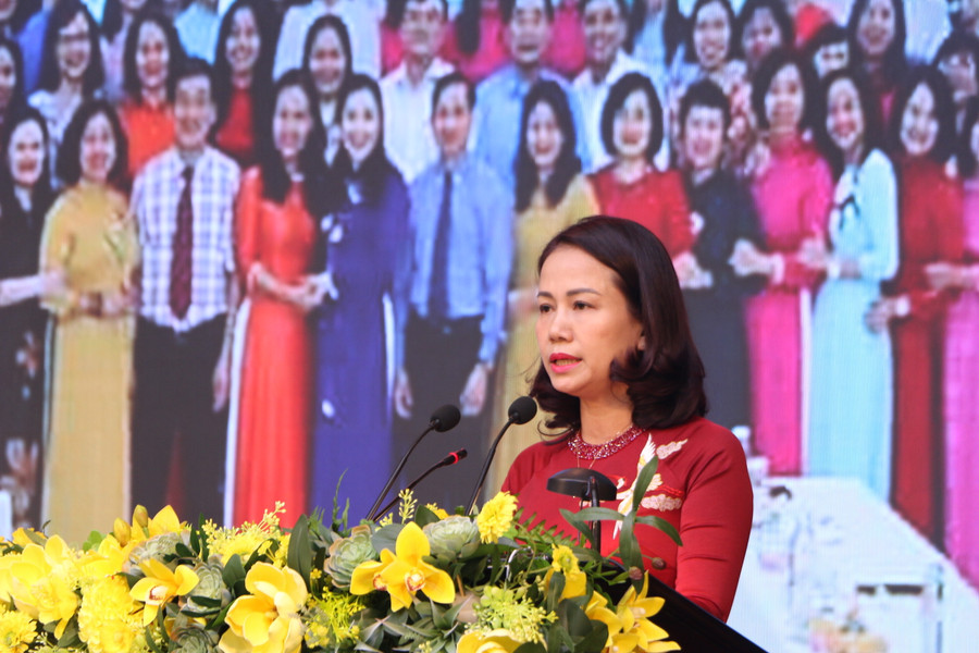 Nhà giáo Vương Hương Giang - Trưởng Phòng GD&amp;ĐT Hoàn Kiếm báo cáo tổng kết năm học.