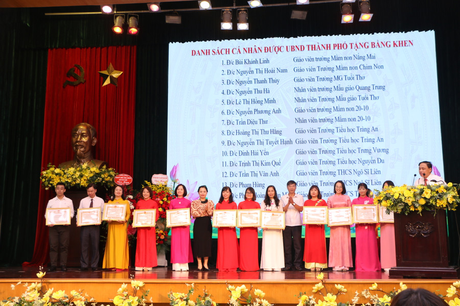 Lãnh đạo quận Hoàn Kiếm trao Bằng khen của Chủ tịch UBND thành phố cho các cá nhân xuất sắc.