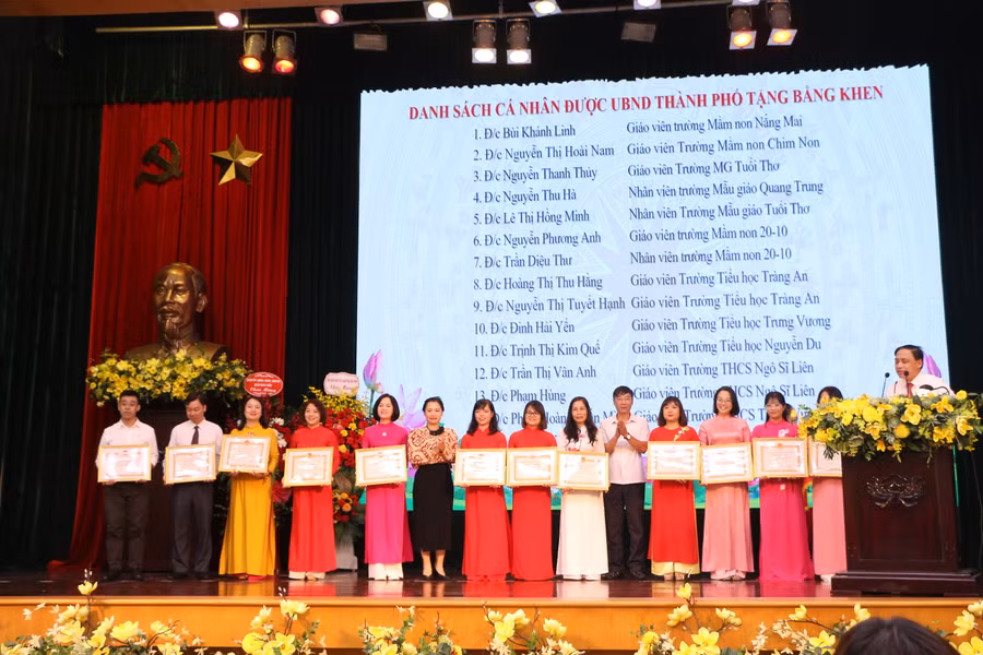 Lãnh đạo quận Hoàn Kiếm trao Bằng khen của Chủ tịch UBND thành phố cho các cá nhân xuất sắc.