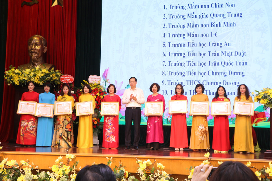 Phó Bí thư thường trực Quận ủy Hoàn Kiếm Nguyễn Quốc Khánh tặng Bằng khen của Chủ tịch UBND Thành phố cho 10 tập thể tiêu biểu.