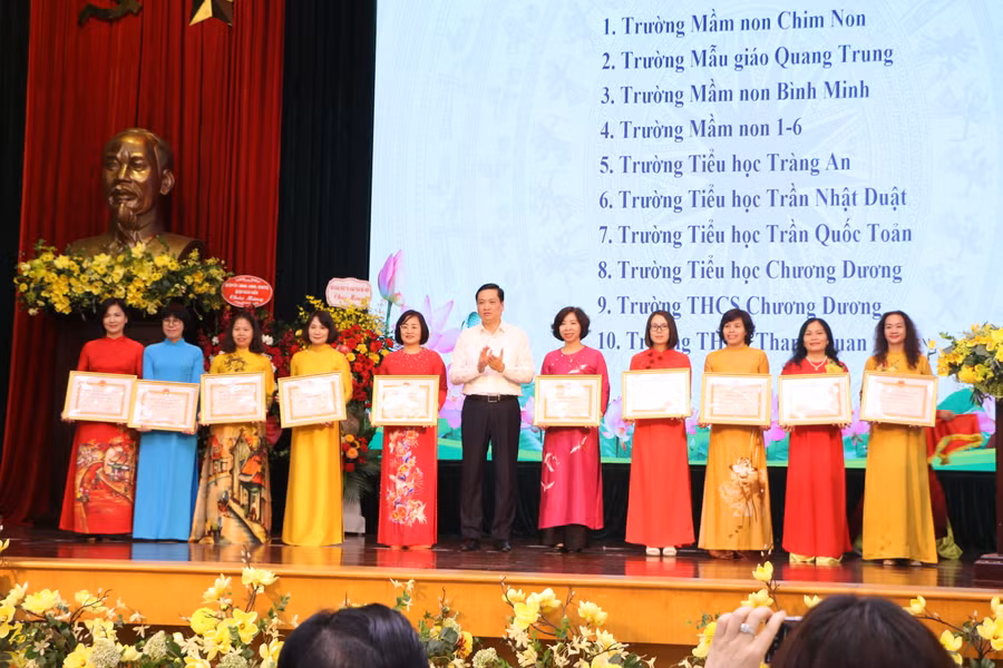 Phó Bí thư thường trực Quận ủy Hoàn Kiếm Nguyễn Quốc Khánh tặng Bằng khen của Chủ tịch UBND Thành phố cho 10 tập thể tiêu biểu.