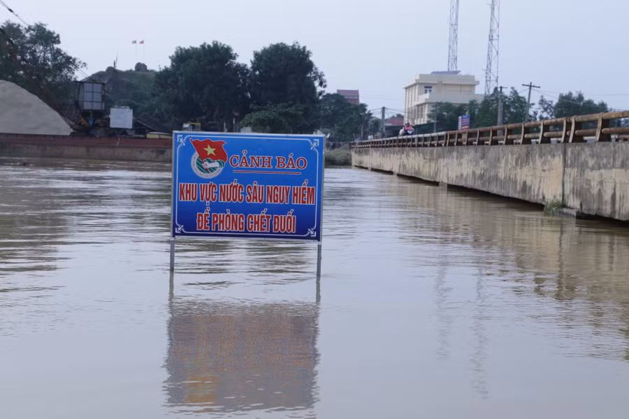 Biển báo nguy hiểm được cắm cảnh báo người dân Biển báo nguy hiểm được cắm cảnh báo người dân