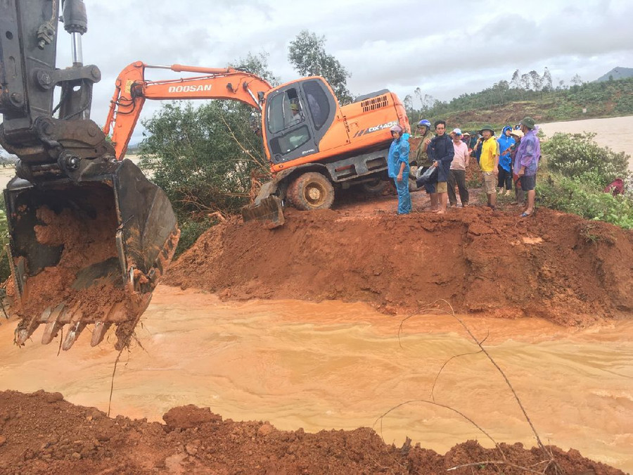 Chính quyền và nhân dân xã Nghi Văn, Nghi Lộc dùng máy múc mở rộng cửa xả đập Gà để cứu đập khỏi nguy cơ bị vỡ