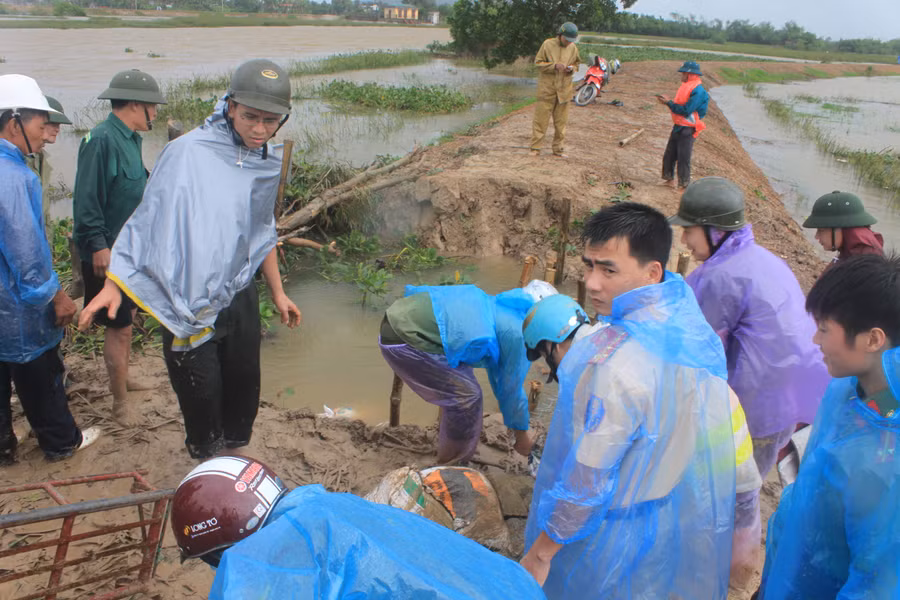 Cán bộ, nhân dân, lực lượng chức năng xã Tế Nông, huyện Nông Cống đang khắc phục sự cố vỡ đê sông Hoàng. 
