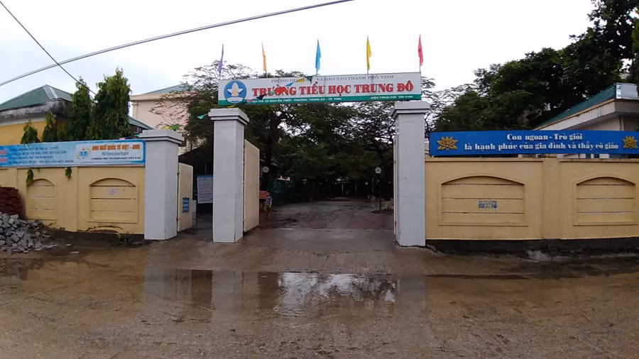 Sáng 10/10, học sinh Trường Tiểu học Trung Đô (TP Vinh) được thông báo nghỉ học