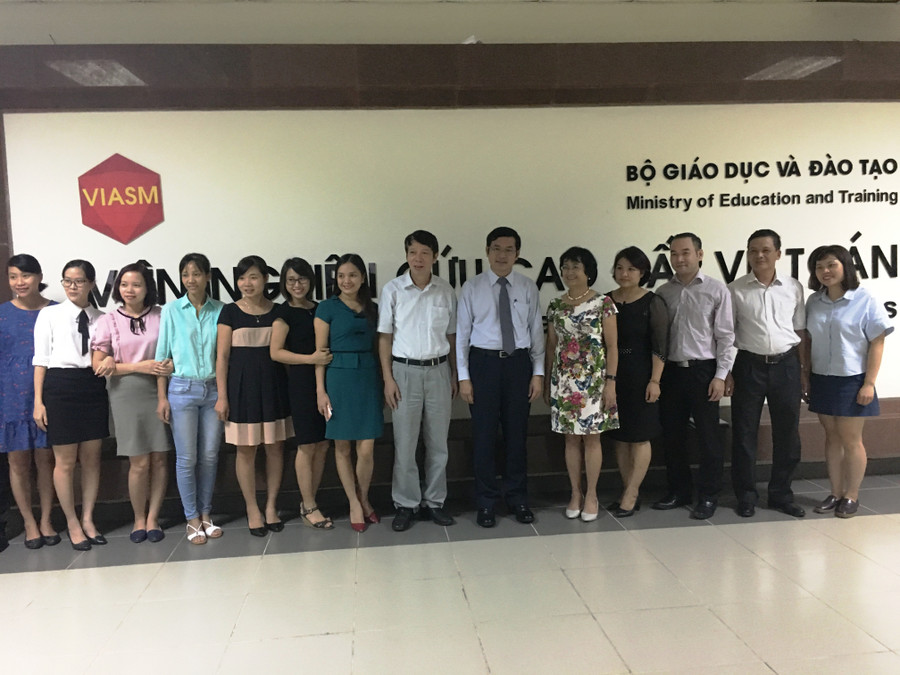 Thứ trưởng Nguyễn Văn Phúc chụp ảnh lưu niệm với cán bộ của Viện Nghiên cứu cao cấp về Toán (đứng thứ 6, từ phải sang)