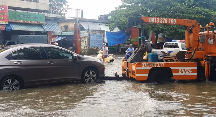 Nghệ An: Mưa lớn, quốc lộ ách tắc, nhiều nơi ngập trong biển nước