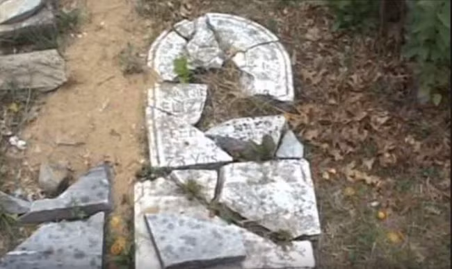 Ngôi mộ bị phá nát của&nbsp;Carl Pruitt.&nbsp;(Ảnh: Internet)