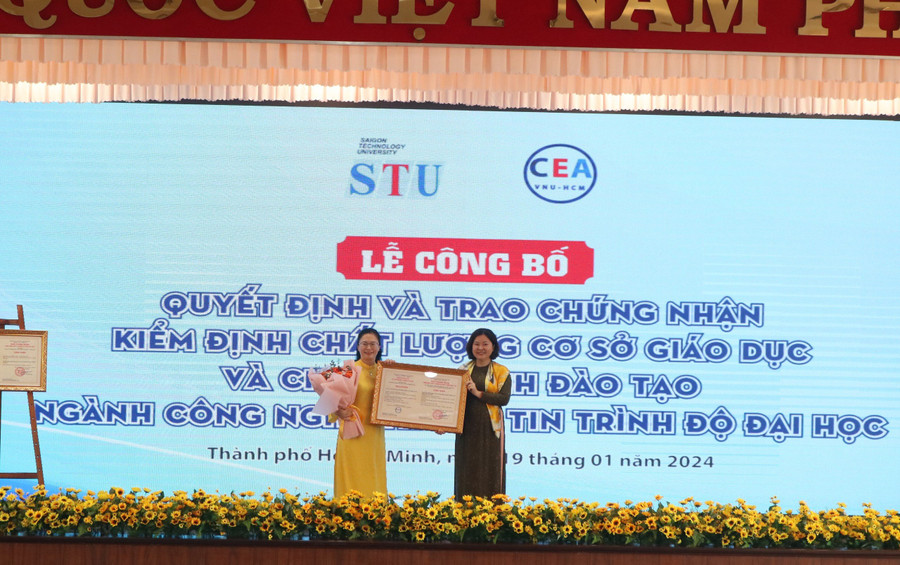PGS. TS Lê Ngọc Quỳnh Lam – Giám đốc CEA-HCM(phải) trao Giấy chứng nhận đạt chuẩn kiểm định cấp chương trình với ngành Công nghệ thông tin cho Trưởng Khoa. PGS. TS Lê Ngọc Quỳnh Lam – Giám đốc CEA-HCM(phải) trao Giấy chứng nhận đạt chuẩn kiểm định cấp chương trình với ngành Công nghệ thông tin cho Trưởng Khoa.