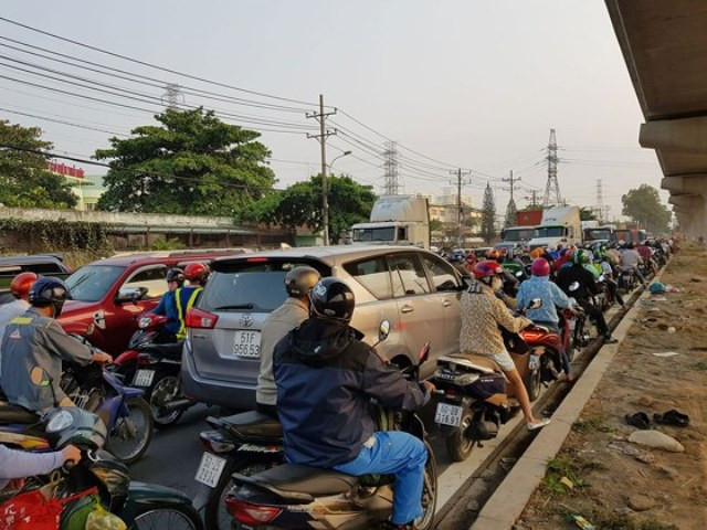 Do bị xe hơi, xe tải chèn lấn hết phần đường của mình, nhiều người đi xe máy bất lực nhìn sự hỗn loạn Do bị xe hơi, xe tải chèn lấn hết phần đường của mình, nhiều người đi xe máy bất lực nhìn sự hỗn loạn