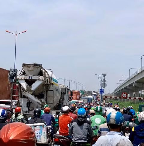 Hàng ngàn phương tiện gồm xe máy, ô tô và Container chôn chân trên cầu Rạch Chiếc (Q.2)hàng tiếng đồng hồ giữa trưa nắng vì kẹt xe