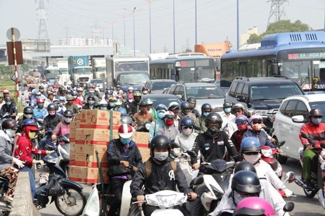 Điểm nghẽn lớn nằm ngay đoạn trạm thu phí xa lộ Hà Nội Điểm nghẽn lớn nằm ngay đoạn trạm thu phí xa lộ Hà Nội