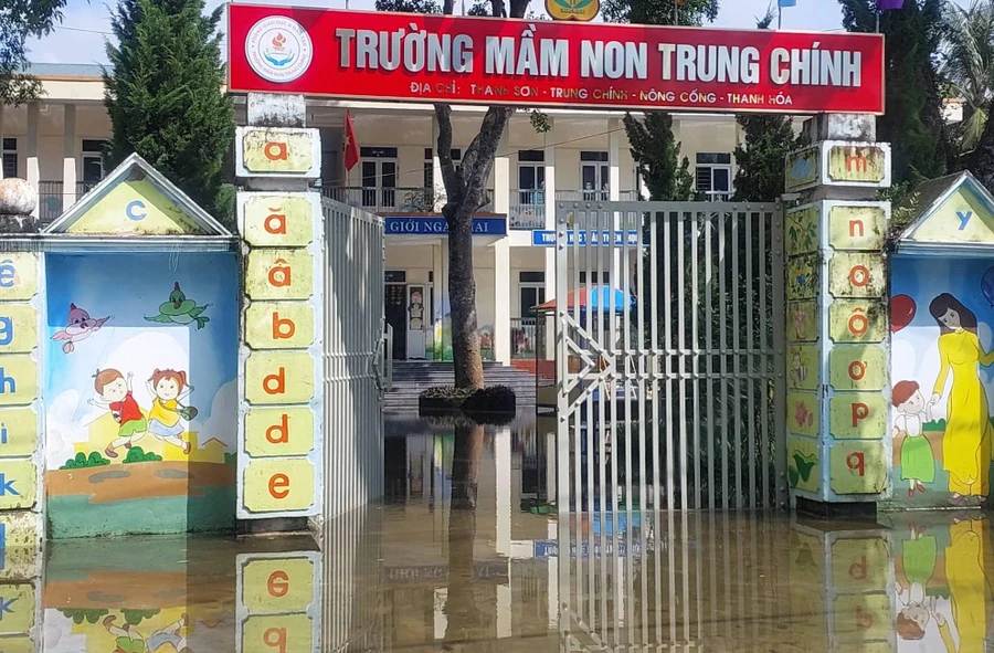 Trường Mầm non Trung Chính nước còn ngập sâu.