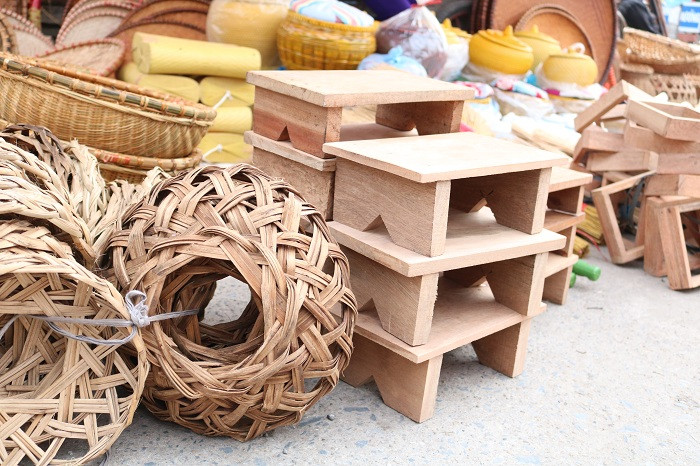 Nếu là người lần đầu được ghé thăm chợ quê thì chắc chắn những nét đẹp bình dị sẽ làm thức dậy tất cả các giác quan, đủ để chúng ta lưu luyến mãi không thôi với mảnh đất vốn đã nổi tiếng với làn điệu Chầu Văn này! Nếu là người lần đầu được ghé thăm chợ quê thì chắc chắn những nét đẹp bình dị sẽ làm thức dậy tất cả các giác quan, đủ để chúng ta lưu luyến mãi không thôi với mảnh đất vốn đã nổi tiếng với làn điệu Chầu Văn này!