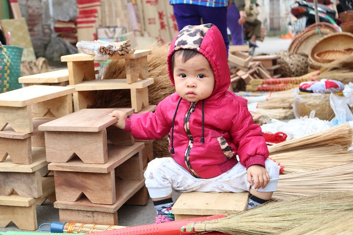Lặng ngắm ánh mắt trong ngần, háo hức của những em bé ríu rít theo chân mẹ ra chợ mới thấy tuổi thơ có những giây phút hạnh phúc tuyệt vời. Lặng ngắm ánh mắt trong ngần, háo hức của những em bé ríu rít theo chân mẹ ra chợ mới thấy tuổi thơ có những giây phút hạnh phúc tuyệt vời.