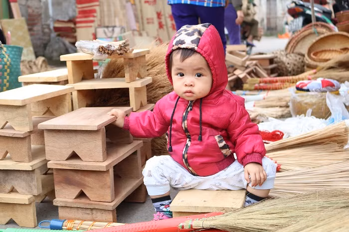 Lặng ngắm ánh mắt trong ngần, háo hức của những em bé ríu rít theo chân mẹ ra chợ mới thấy tuổi thơ có những giây phút hạnh phúc tuyệt vời.