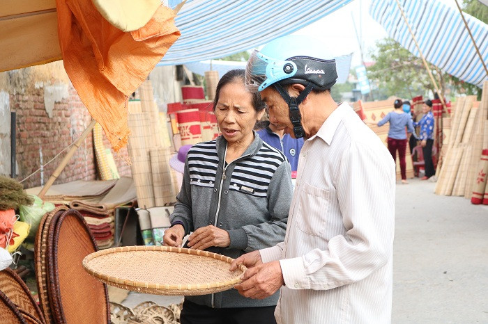Vượt ra khỏi ranh giới của sự bán mua, chợ quê ở mỗi vùng miền lại có những nét riêng biệt khác nhau, thể hiện được bản sắc nông thôn và nghề nghiệp người dân vùng ấy. Vượt ra khỏi ranh giới của sự bán mua, chợ quê ở mỗi vùng miền lại có những nét riêng biệt khác nhau, thể hiện được bản sắc nông thôn và nghề nghiệp người dân vùng ấy.