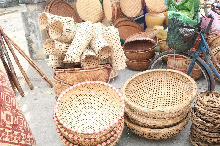 Không ít người xa quê rưng rưng khi được nhìn ngắm cái nơm, cái đó dùng để bắt con cá rô đồng… Không ít người xa quê rưng rưng khi được nhìn ngắm cái nơm, cái đó dùng để bắt con cá rô đồng…