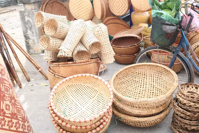 Không ít người xa quê rưng rưng khi được nhìn ngắm cái nơm, cái đó dùng để bắt con cá rô đồng…