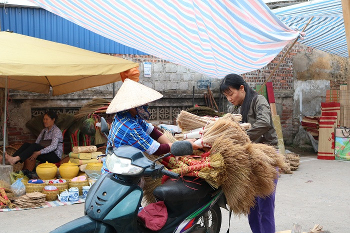 Chốc chốc lại vang lên những tiếng hỏi mua một cái chổi được bện chắc tay bằng rơm nếp còn vấn vương mùi nắng. Chốc chốc lại vang lên những tiếng hỏi mua một cái chổi được bện chắc tay bằng rơm nếp còn vấn vương mùi nắng.