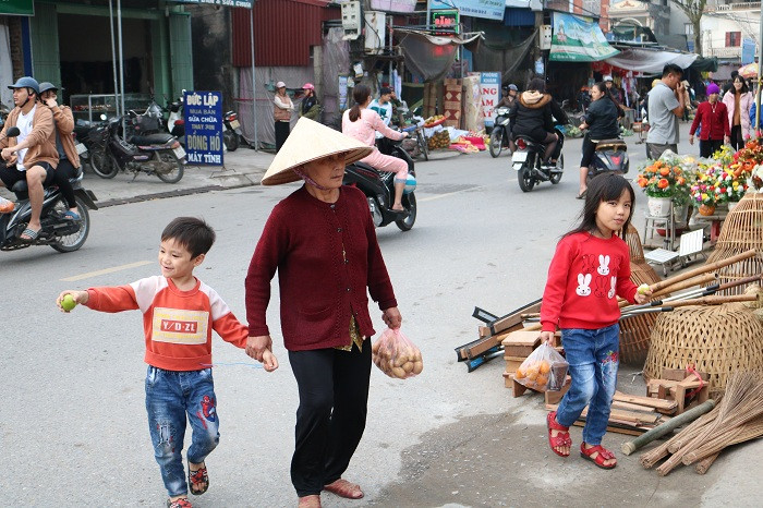 Cùng theo chân người Nam Trực đi chợ phiên để được sống lại một miền ký ức thơ ấu hay đơn giản hơn là ngắm nghía những sản phẩm tưởng như đã không còn được sử dụng trong cuộc sống hiện đại bây giờ. Cùng theo chân người Nam Trực đi chợ phiên để được sống lại một miền ký ức thơ ấu hay đơn giản hơn là ngắm nghía những sản phẩm tưởng như đã không còn được sử dụng trong cuộc sống hiện đại bây giờ.