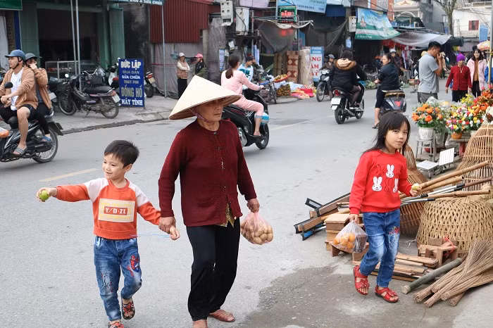 Cùng theo chân người Nam Trực đi chợ phiên để được sống lại một miền ký ức thơ ấu hay đơn giản hơn là ngắm nghía những sản phẩm tưởng như đã không còn được sử dụng trong cuộc sống hiện đại bây giờ.