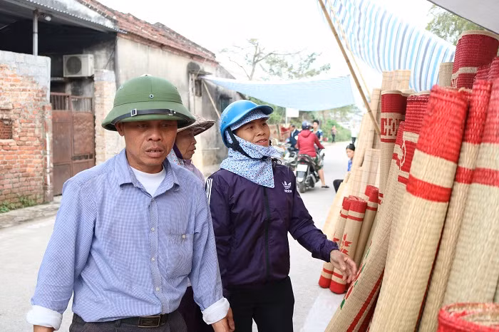 Những gian hàng bán chiếu luôn đông vui, nhộn nhịp nhất. Nét tài hoa và tỉ mẩn của những người thợ được thể hiện trên từng chiếc chiếu cói có vẽ họa tiết đôi chim uyên ương, cùng đường đan đều tăm tắp.