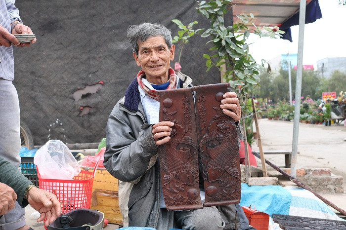 Người ta từng nói: Chẳng nơi nào trong ngôi nhà ấm cúng bằng bếp; không góc nào trong nhà thiêng liêng bằng bàn thờ và ở ngoài thì không chỗ nào đậm chất văn hóa như chợ! Có đi chợ phiên Nam Giang rồi mới thấy, mọi giao tiếp giữa người mua và người bán đều điềm đạm, chừng mực, hồ hởi thân tình như gặp lại người thương. Người ta từng nói: Chẳng nơi nào trong ngôi nhà ấm cúng bằng bếp; không góc nào trong nhà thiêng liêng bằng bàn thờ và ở ngoài thì không chỗ nào đậm chất văn hóa như chợ! Có đi chợ phiên Nam Giang rồi mới thấy, mọi giao tiếp giữa người mua và người bán đều điềm đạm, chừng mực, hồ hởi thân tình như gặp lại người thương.