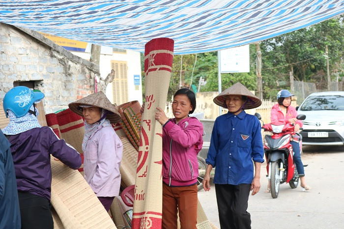 Một tháng 6 lần, gồm những ngày mùng 1 7 11 17 21 27 âm lịch, người dân sinh sống tại Thị trấn Nam Giang huyện Nam Trực tỉnh Nam Định lại cùng nhau đi phiên chợ quê. Chợ bắt đầu từ lúc mờ sáng tinh sương và chỉ kết thúc khi mặt trời đã đứng bóng. Tục lệ ấy được hình thành và duy trì từ lâu, xa xưa tới mức không ai còn có thể nhớ được nguồn gốc. Một tháng 6 lần, gồm những ngày mùng 1 7 11 17 21 27 âm lịch, người dân sinh sống tại Thị trấn Nam Giang huyện Nam Trực tỉnh Nam Định lại cùng nhau đi phiên chợ quê. Chợ bắt đầu từ lúc mờ sáng tinh sương và chỉ kết thúc khi mặt trời đã đứng bóng. Tục lệ ấy được hình thành và duy trì từ lâu, xa xưa tới mức không ai còn có thể nhớ được nguồn gốc.