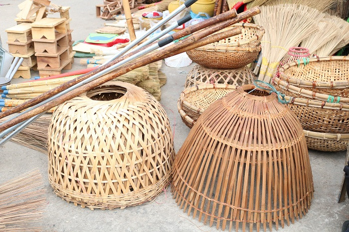 Chợ quê là nơi trao đổi, mua bán những sản phẩm do chính bàn tay lao động của người nông dân một nắng hai sương làm ra. Không chỉ có vậy, đây còn là nơi mà người ta tìm đến để gặp gỡ, giao lưu, hò hẹn... Có đi chợ quê mới thấy hết được cái niềm vui giản dị và ước mơ đủ đầy của người nông dân, giữa những bận rộn lo toan của cuộc sống hàng ngày. Chợ quê là nơi trao đổi, mua bán những sản phẩm do chính bàn tay lao động của người nông dân một nắng hai sương làm ra. Không chỉ có vậy, đây còn là nơi mà người ta tìm đến để gặp gỡ, giao lưu, hò hẹn... Có đi chợ quê mới thấy hết được cái niềm vui giản dị và ước mơ đủ đầy của người nông dân, giữa những bận rộn lo toan của cuộc sống hàng ngày.