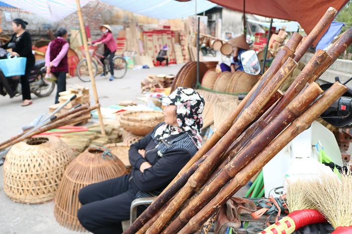 Lang thang một vòng chợ, mới giật mình nhận ra mùi ngai ngái của khói bếp, của bồ hóng còn vương vít trên những thân cây tre được bán để làm cán cuốc, cán xẻng… Theo người nông dân ra đồng. Lang thang một vòng chợ, mới giật mình nhận ra mùi ngai ngái của khói bếp, của bồ hóng còn vương vít trên những thân cây tre được bán để làm cán cuốc, cán xẻng… Theo người nông dân ra đồng.