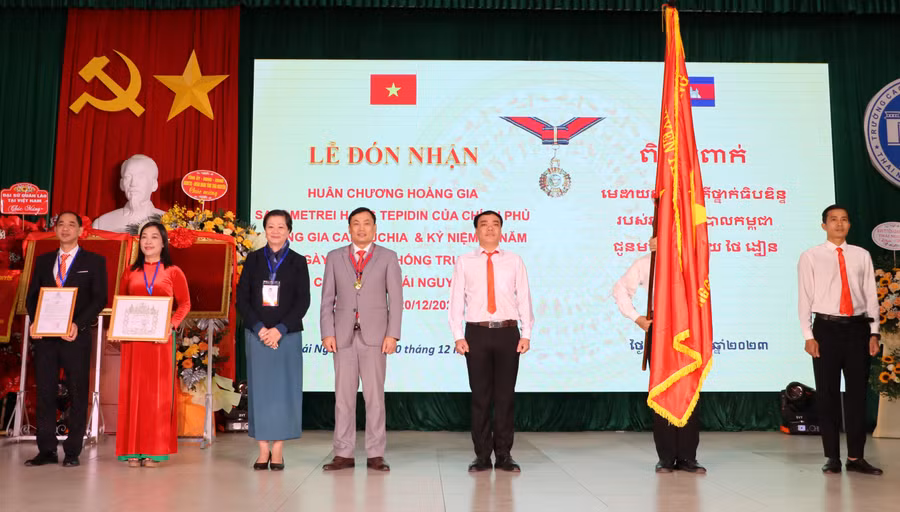 Trường Cao đẳng Thái Nguyên đón nhận huân chương của Chính phủ Lào, Campuchia