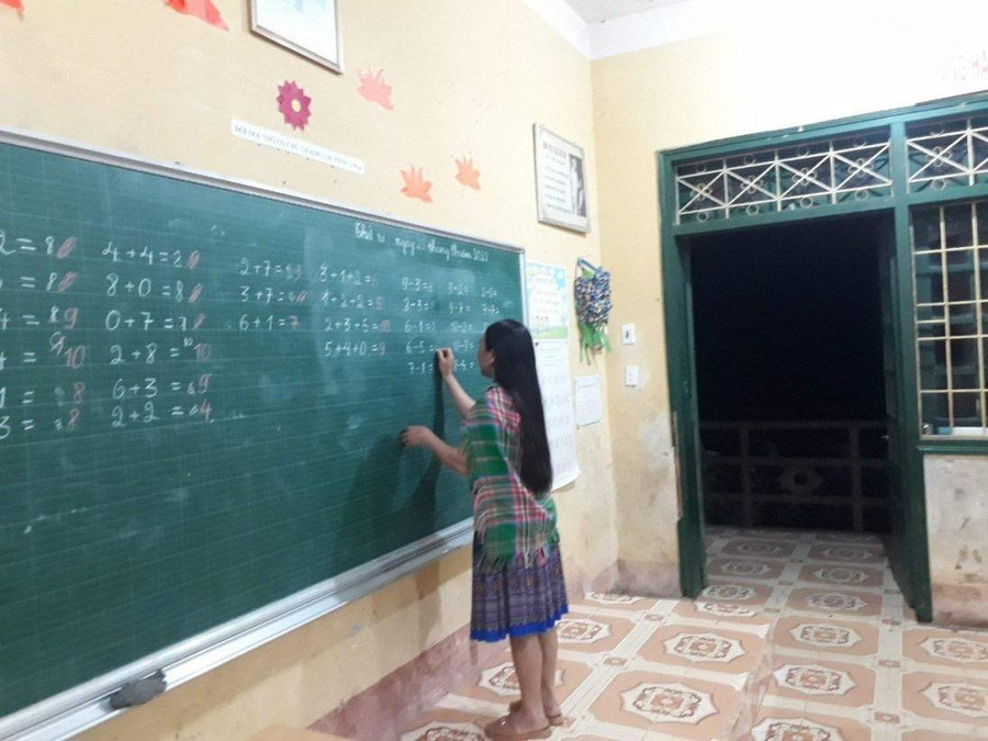 Học viên tham gia lớp học xoá mù chữ tại xã Bình Trung, huyện Chợ Đồn. Học viên tham gia lớp học xoá mù chữ tại xã Bình Trung, huyện Chợ Đồn.