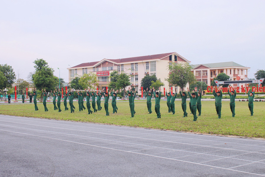 Các em học sinh được xem các chú bộ đội tập thể dục tại sân đơn vị. Các em học sinh được xem các chú bộ đội tập thể dục tại sân đơn vị.