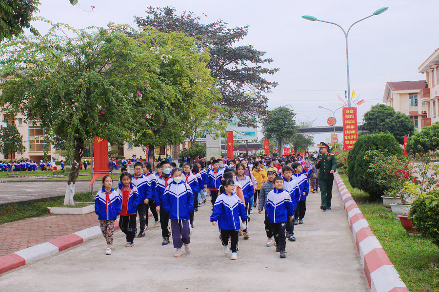 Các em học sinh trường Tiểu học Sơn Cẩm 3 được thăm quan đơn vị. Các em học sinh trường Tiểu học Sơn Cẩm 3 được thăm quan đơn vị.