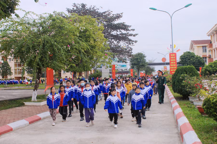 Các em học sinh trường Tiểu học Sơn Cẩm 3 được thăm quan đơn vị.