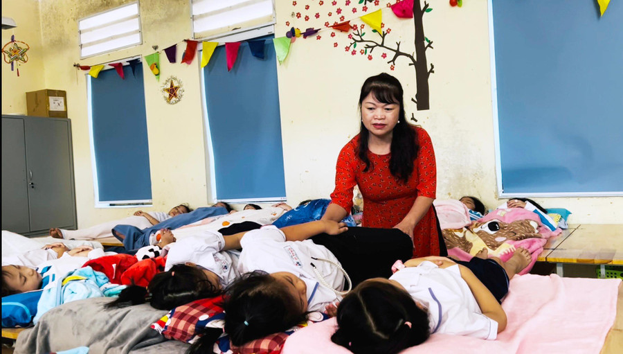 Các em được hòa vào từng câu hát ru đầy tha thiết của cô Hiệu trưởng Nguyễn Thị Thu Thủy.