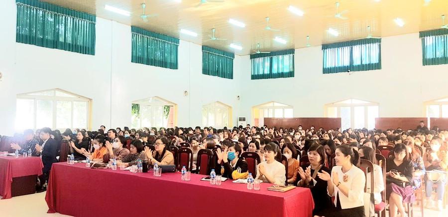 Đông đảo cán bộ quản lý, nhân viên y tế của các trường học trên địa bàn huyện Ba Vì đã tham dự tập huấn. Đông đảo cán bộ quản lý, nhân viên y tế của các trường học trên địa bàn huyện Ba Vì đã tham dự tập huấn.
