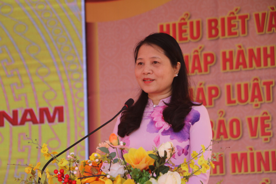 Bà Đào Thị Hồng - Phó Chủ tịch UBND huyện Đan Phượng phát biểu tại buổi lễ. Bà Đào Thị Hồng - Phó Chủ tịch UBND huyện Đan Phượng phát biểu tại buổi lễ.