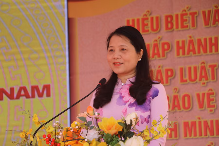 Bà Đào Thị Hồng - Phó Chủ tịch UBND huyện Đan Phượng phát biểu tại buổi lễ.