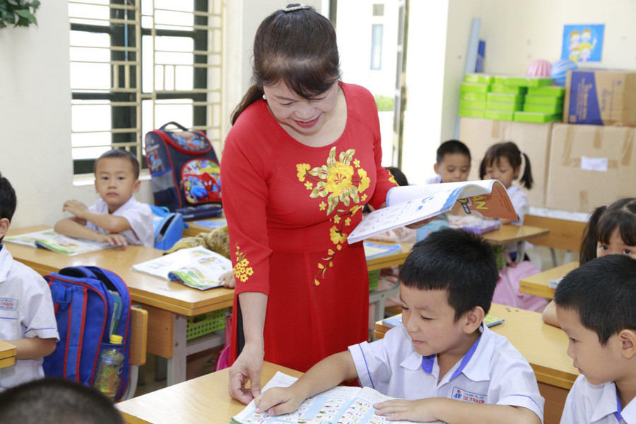 Dù ở cương vị giáo viên hay cán bộ quản lý, cô Thủy luôn quan tâm, yêu thương học trò.