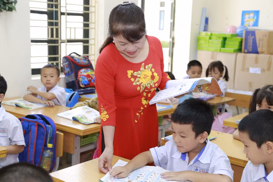 Dù ở cương vị giáo viên hay cán bộ quản lý, cô Thủy luôn quan tâm, yêu thương học trò.