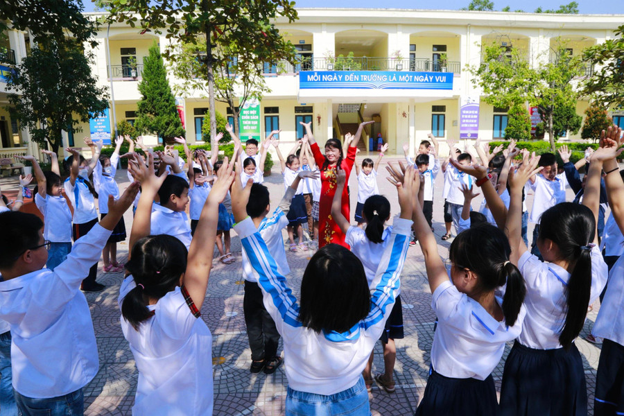 Với phong cách thân thiện, hòa đồng, yêu thương học sinh nên cô Nguyễn Thị Thu Thủy luôn được các em học trò quý mến, kính trọng.