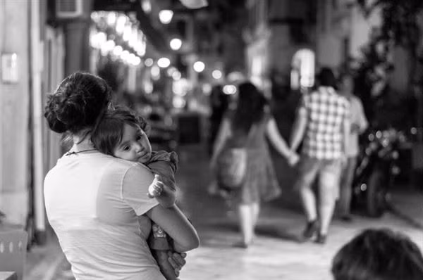 Thân gái lấy chồng xa, quyết không ly hôn dù chồng ngoại tình ảnh 1