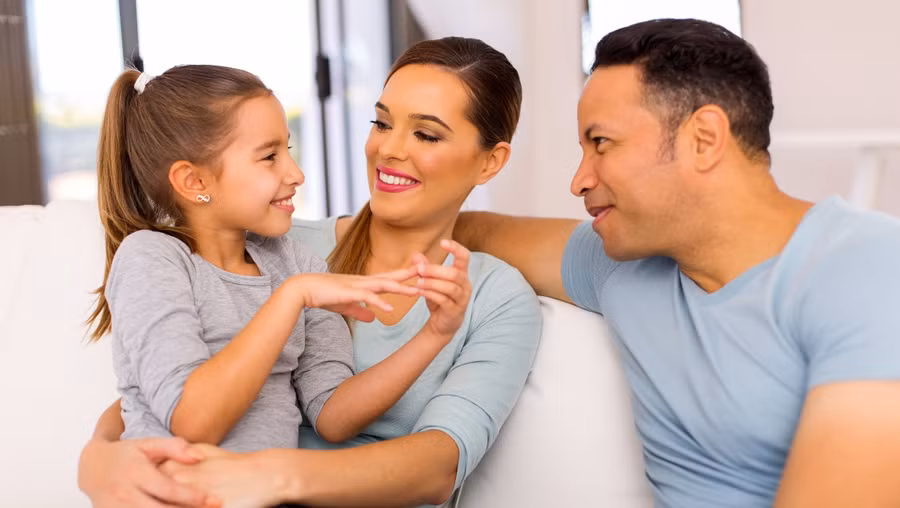 Cha mẹ nên dành nhiều thời gian cho con thời Covid-19 (hình minh họa).