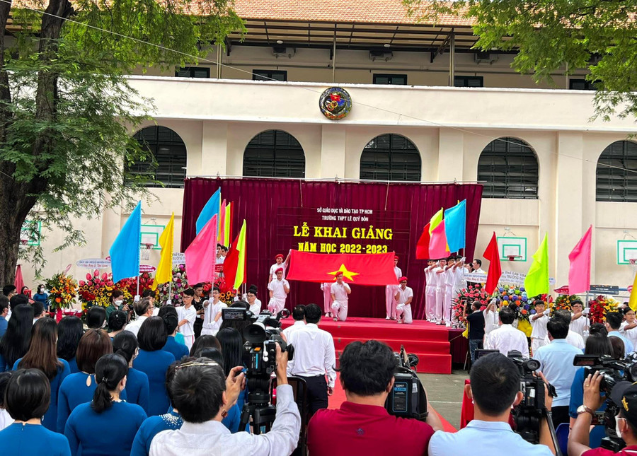 Học sinh thượng cờ làm lễ khai giảng