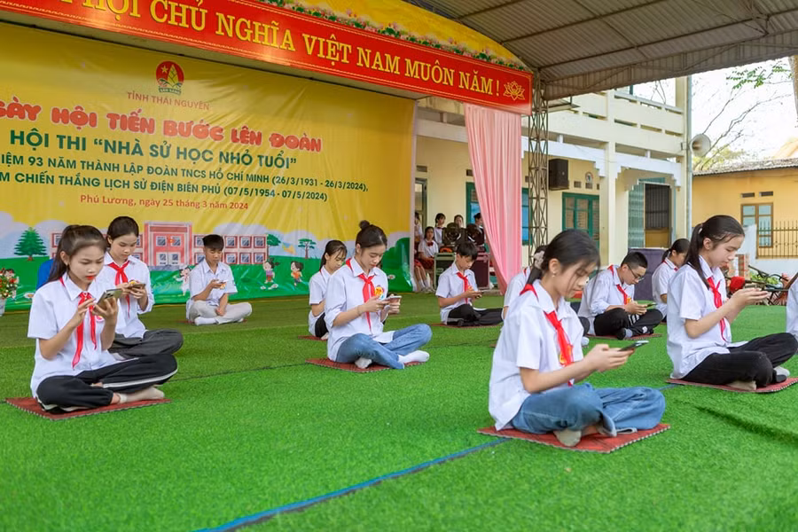 Các em học sinh Trường THCS Thị trấn Đu tham gia phần thi kiến thức, Hội thi "Nhà sử học nhỏ tuổi".