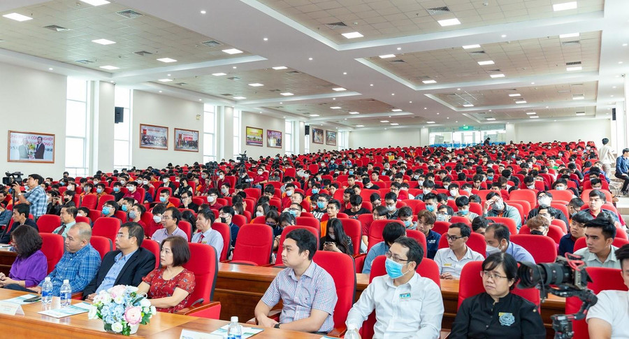 Rất đông sinh viên tham gia buổi đối thoại Rất đông sinh viên tham gia buổi đối thoại