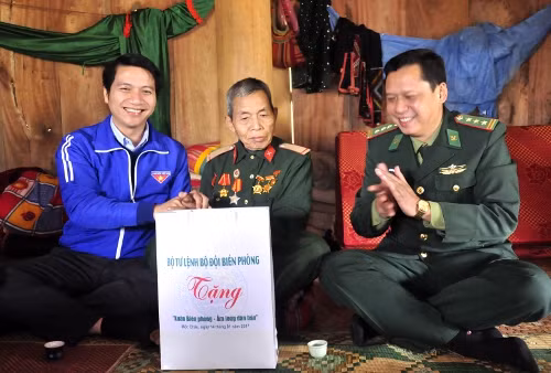 Đồng chí Nguyễn Ngọc Lương - Bí thư BCH Trung ương Đoàn thăm tặng quà cựu chiến binh Vì Văn Béng ở bản Nà Đít, xã Chiềng On, huyện Yên Châu, tỉnh Sơn La